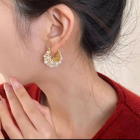 Elegant Gold and Pearl Hoop Earrings - Picture 4 of 9